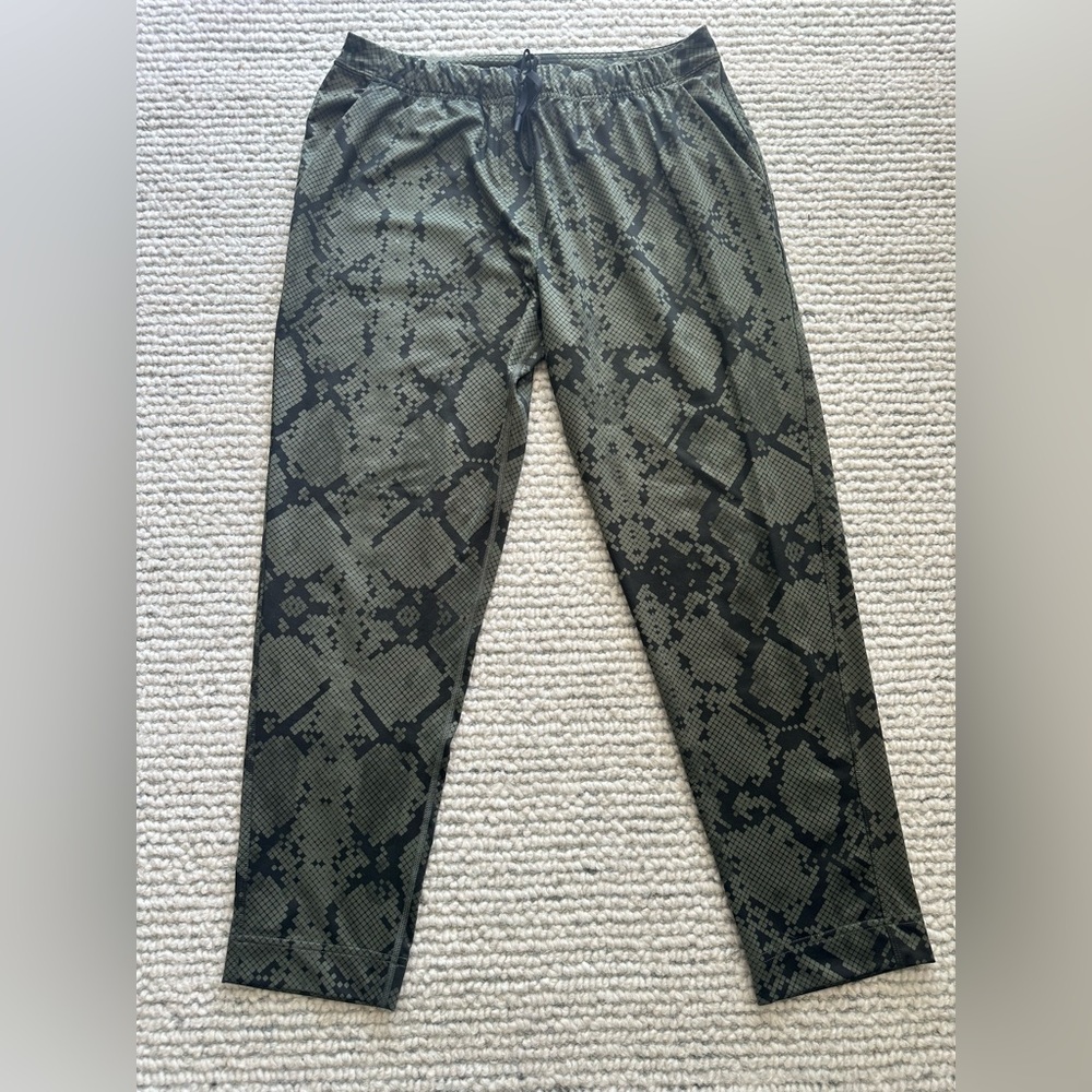 Lululemon Athletica Olive and Black Snake Print 8 Pants Trousers
